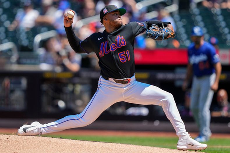El lanzador de los Mets de Nueva York, Freddy Peralta (51), realiza un lanzamiento durante la primera entrada de un partido de béisbol contra los Dodgers de Los Ángeles, el domingo 26 de julio de 2026, en Nueva York. (Foto AP/Yuki Iwamura)