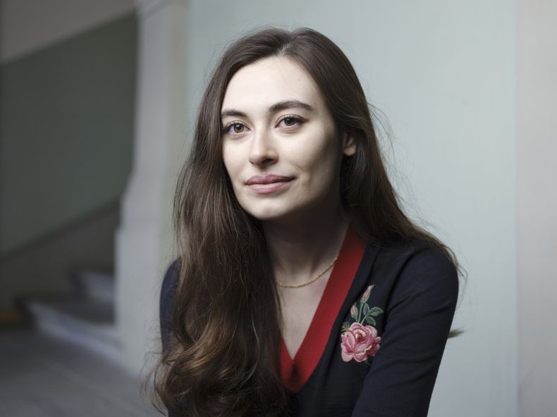 Sanija Ameti, copresidenta de Operation Libero, un movimiento político liberal, posa para un retrato el 2 de noviembre de 2021 en Proger en Berna. (Christian Beutler/Keystone vía AP, archivo)