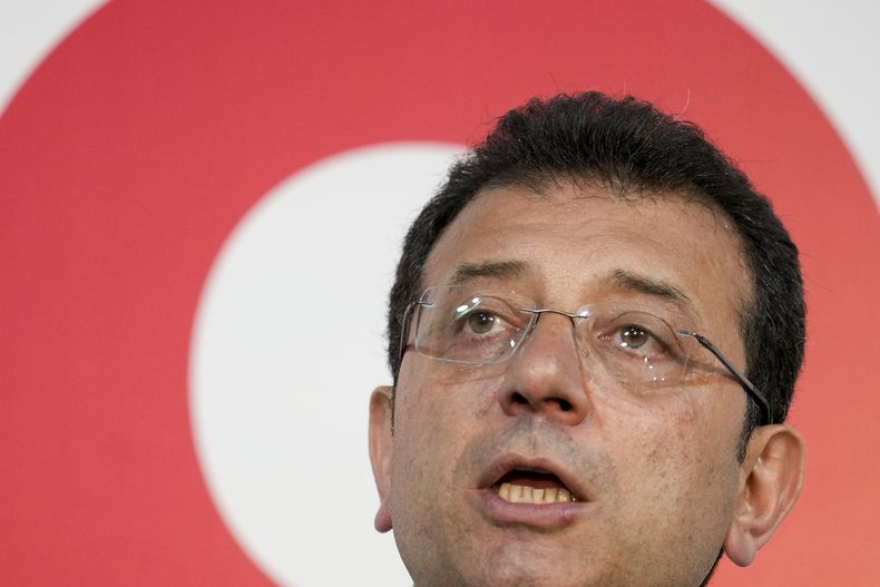 El candidato para alcalde de Estambul Ekrem Imamoglu en la sede de su partido en Estambul, Turquía, el 31 de marzo del 2024. (AP foto/Emrah Gurel)