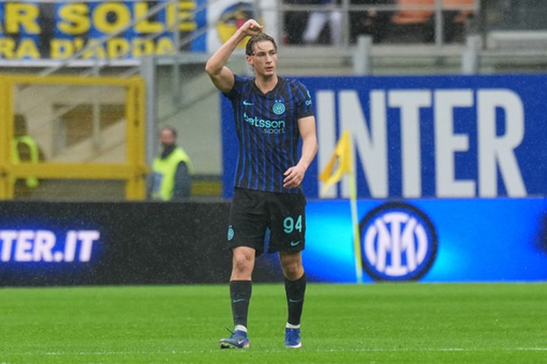 Francesco Pio Esposito del Inter de Milán celebra tras anotar en el encuentro de la Serie A ante el Atalata el sábado 14 de marzo del 2026. (AP Foto/Antonio Calanni)