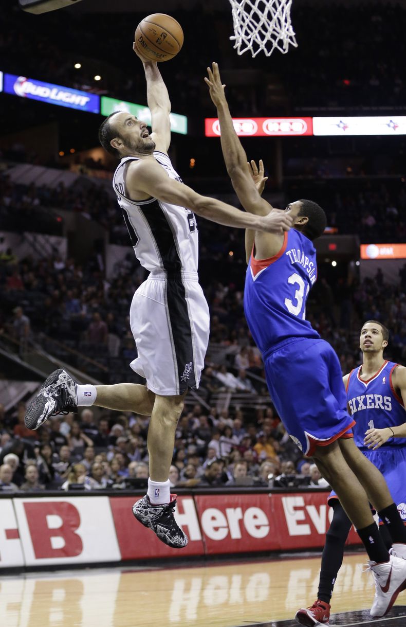 Manu Gin&oacute;bili (20) de los Spurs de San Antonio dispara sobre Hollis Thompson (31) de los 76ers de Filadelfia el lunes 24 de marzo de 2014. (AP Foto/Eric Gay)