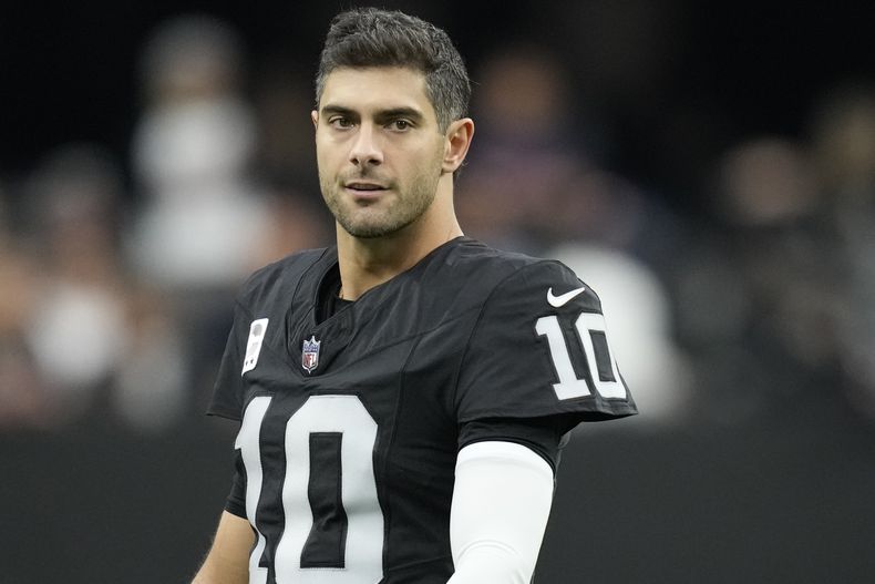 ARCHIVO - Foto del 7 de enero del 2024, el quarterback de los Raiders de Las Vegas Jimmy Garoppolo antes del encuentro ante los Broncos de Denver, El viernes 16 de febrero del 2024, la NFL suspende dos juegos a Garoppolo por violar las reglas de uso de drogas para mejorar el rendimiento. (AP Foto/John Locher, Archivo)