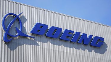 ARCHIVO - El logo de Boeing se muestra en la fábrica de la compañía, el 24 de septiembre de 2024, en Renton, Washington. (AP Foto/Lindsey Wasson, archivo)