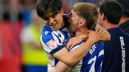 Takefusa Kubo e Inaki Ruperez de la Real Sociedad celebran tras ganar la final de la Copa del Rey al superar en penales al Atlético de Madrid el sábado 18 de abril del 2026. (AP Foto/Jose Breton) Takefusa Kubo e Inaki Ruperez de la Real Sociedad celebran tras ganar la final de la Copa del Rey al superar en penales al Atlético de Madrid el sábado 18 de abril del 2026. (AP Foto/Jose Breton)