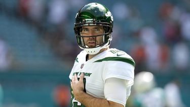 ARCHIVO - Joe Flacco, quarterback de los Jets de Nueva York, calienta previo al partido de la NFL en contra de los Dolphins de Miami, el domingo 8 de enero de 2023, en Miami Gardens. Quien fuera el Jugador Más Valioso de un Super Bowl se probará con los Browns de Cleveland el viernes 17 de noviembre de 2023, dijo una persona con conocimiento de la visita a The Associated Press. Flacco, de 38 años, podría ser una opción para los Browns, que se quedaron sin Deshaun Watson por la temporada por lesión. (AP Foto/Lynne Sladky, Archivo)