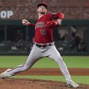 Ryne Nelson, abridor de los Diamondbacks de Arizona, lanza contra un bateador de los Bravos de Atlanta durante la sexta entrada del juego de béisbol, el miércoles 19 de julio de 2023, en Atlanta. (AP Foto/John Bazemore)