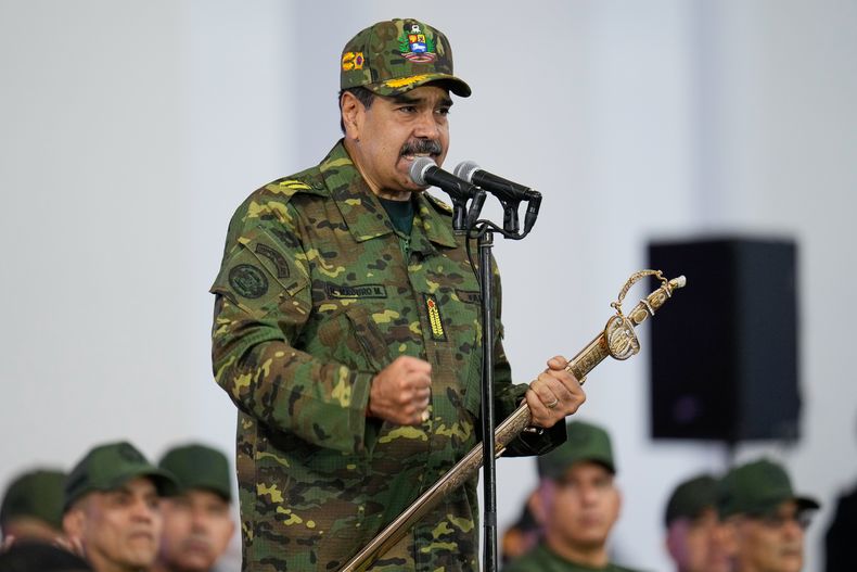 El presidente venezolano, Nicolás Maduro, habla durante una manifestación cívico-militar organizada por el gobierno en Caracas, Venezuela, el martes 25 de noviembre de 2025. (Foto AP/Ariana Cubillos)