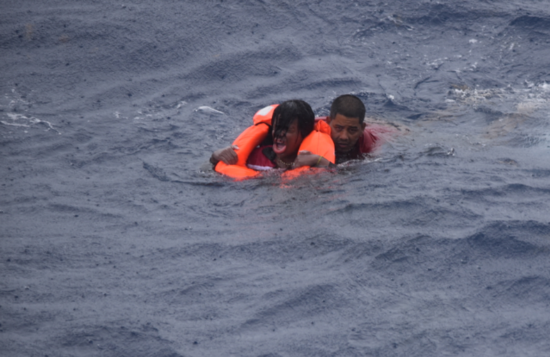 Una inmigrante de Cuba es rescatada en alta mar por la Guardia Costera de EEUU. Cortesía.&nbsp;