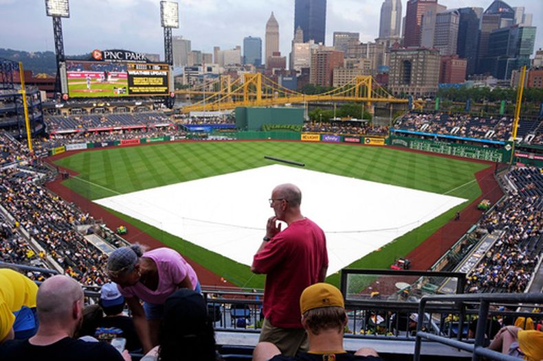 El campo del PNC Park está cubierto y el partido de béisbol entre los Piratas de Pittsburgh y los Cerveceros de Milwaukee ha sido cancelado debido a las tormentas en el área de Pittsburgh, el viernes 10 de julio de 2025. (Foto AP/Gene J. Puskar)