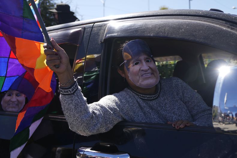 Un hombre con una máscara que representa al expresidente Evo Morales participa en una caravana hacia las oficinas del Tribunal Electoral en El Alto, Bolivia, el viernes 16 de mayo de 2025. (AP Foto/Juan Karita)