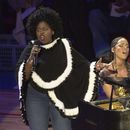 ARCHIVO - Alicia Keys, derecha, y Angie Stone interpretan America the Beautiful durante el Juego de Estrellas de la NBA, el 10 de febrero de 2002, en Filadelfia. (AP Foto/Dan Loh, archivo)