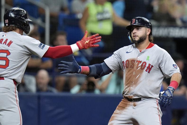El venezolano Wilyer Abreu (derecha), de los Medias Rojas de Boston, festeja su jonrón de dos carreras ante los Rays de Tampa Bay, en el juego del miércoles 22 de mayo de 2024 (AP Foto/Chris OMeara)