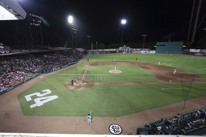 Los Cardenales de San Luis y los Gigantes de San Francisco se enfrentan en el Rickwood Field de Birmingham, Alabama, el jueves 20 de junio de 2024 (AP Foto/Vasha Hunt)