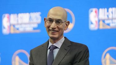 ARCHIVO - El comisionado de la NBA Adam Silver sonríe durante una conferencia de prensa, el 6 de noviembre de 2023. (AP Foto/Jeff Chiu, archivo)