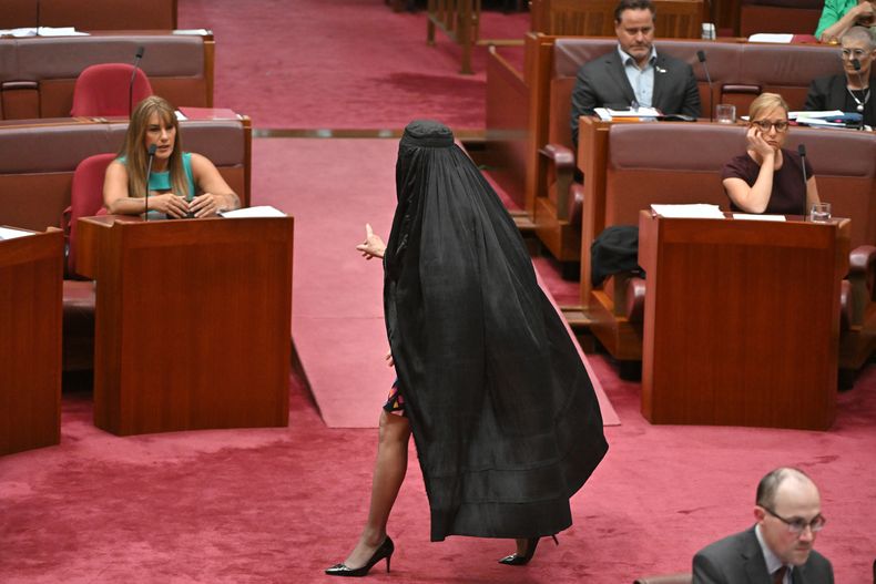 La líder del partido político One Nation Pauline Hanson viste un burka en la cámara del Senado en el Parlamento en Canberra, el lunes 24 de noviembre de 2025. (Mick Tsikas/AAP Image via AP)