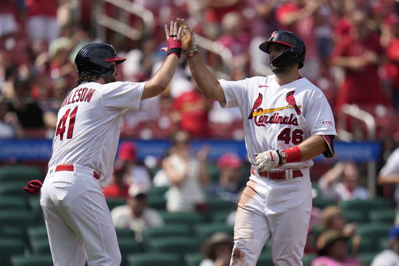 Paul Goldschmidt de ls Cardenales de San Luis es felicitado por su compañero Alec Burleson tras pegar un jonrón de dos carreras en la quinta entrada del encuentro ante los Mets de Nueva York el domingo 20 de agosto del 2023. (AP Foto/Jeff Roberson)