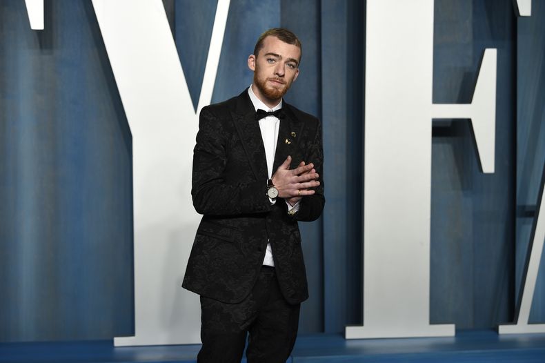 ARCHIVO - Angus Cloud llega a la fiesta de los Oscar de Vanity Fair el 27 de marzo de 2022, en el Wallis Annenberg Center for the Performing Arts en Beverly Hills, California. Cloud, el actor que interpretó al vendedor de drogas Fezco Fez ONeill en la serie Euphoria de HBO ha fallecido. Tenía 25 años. La publicista de Cloud, Cait Bailey, dijo que Cloud murió el lunes en la casa de su familia en Oakland, California. No se informó la causa de muerte. (Foto Evan Agostini/Invision/AP, archivo)