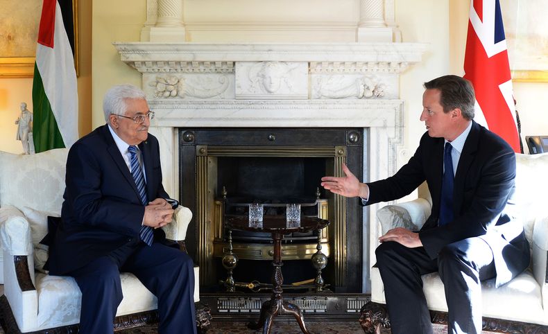 El primer ministro brit&aacute;nico David Cameron, derecha, da la bienvenida al presidente palestino Mahmud Ab&aacute;s a su residencia oficial en el 10 de Downing Street en Londres, el mi&eacute;rcoles 14 de mayo de 2014. Al d&iacute;a siguiente Ab&aacut