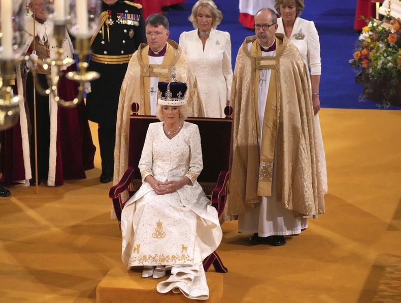 La reina Camila durante su ceremonia de coronación en la Abadía de Westminster, en Londres, el sábado 6 de mayo de 2023. (Aaron Chown/Pool Photo via AP)