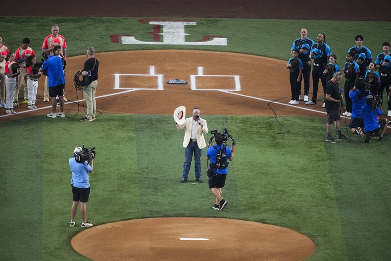 Cody Johnson canta el himno nacional antes del Juego de Estrellas, el martes 16 de julio de 2024, en Arlington, Texas (AP Foto/Tony Gutierrez)