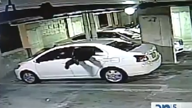 americateve | Se despertaron docenas de residentes que al llegar al estacionamiento para apagar la alarma de sus autos descubrieron que habían sido vandalizados.