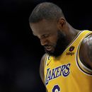 LeBron James (6), de los Lakers de Los Ángeles, mira hacia abajo durante la segunda mitad del Juego 2 de las Finales de la Conferencia Oeste del baloncesto de la NBA en contra de los Nuggets de Denver, el jueves 18 de mayo de 2023, en Denver. (AP Foto/Jack Dempsey)