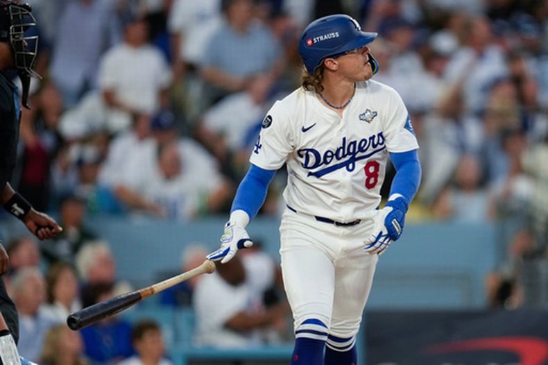 ARCHIVO - Foto del 29 de octubre del 2025, Kiké Hernández de los Dodgers de Los Ángeles observa su jonrón en la tercera entrada del juego 5 de la Serie Mundial ante los Azulejos de Toronto. (AP Foto/Ashley Landis, Archivo)