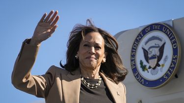 La candidata demócrata a la vicepresidencia Kamala Harris saluda mientras aborda el Air Force Two en el Aeropuerto Internacional de Filadelfia, en Filadelfia, el jueves 24 de octubre de 2024, rumbo a Atlanta. (Foto AP/Matt Rourke)