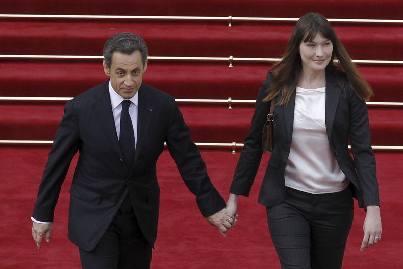 ARCHIVO - El presidente saliente de Francia, Nicolas Sarkozy, y su esposa Carla Bruni-Sarkozy abandonan el Palacio del Elíseo tras la ceremonia de traspaso de poderes en París, el martes 15 de mayo de 2012, en París. (AP Foto/Patrick Kovarik, Pool, Archivo)