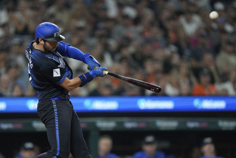 Matt Vierling, de los Tigres de Detroit, batea un jonrón de tres carreras ante los Angelinos de Los Ángeles, el viernes 8 de agosto de 2025 (AP Foto/Ryan Sun)