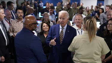 ARCHIVO - El presidente Joe Biden habla en visita a la sede de FEMA, 31 de agosto de 2023. Biden visita Florida el sábado 2 de setiembre de 2023 para inspeccionar los estragos causados por el huracán Idalia. (AP Foto/Evan Vucci, File)