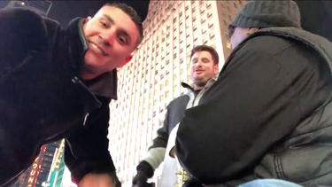 video: osmani garcia se atreve a cantar con un musico callejero de new york