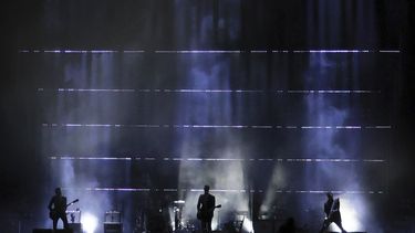 La banda estadounidense Interpol se presenta en un concierto gratuito en el Zócalo de la Ciudad de México el sábado 20 de abril de 2024. (Foto AP/Ginnette Riquelme)