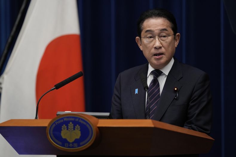 El primer ministro japonés, Fumio Kishida, habla durante una conferencia de prensa en su oficina en Tokio, el miércoles 21 de junio de 2023. (AP Foto/Hiro Komae, Pool)