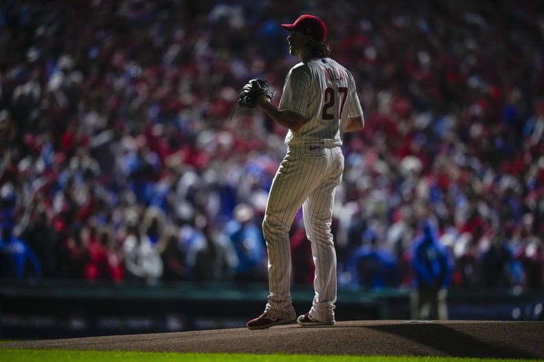 Aaron Nola lanzador abridor de los Filis de Filadelfia se prepara para lanzar ante los Diamondbacks de Arizona, durante el primer episodio del 2do juego de la serie de Campeonato de la Liga Nacional, en Filadelfia, el martes 17 de octubre de 2023. (AP Foto/Matt Slocum)