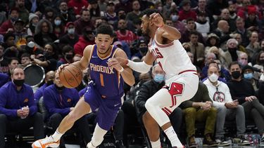 Booker encesta 38 puntos y los Suns conquistan triunfo