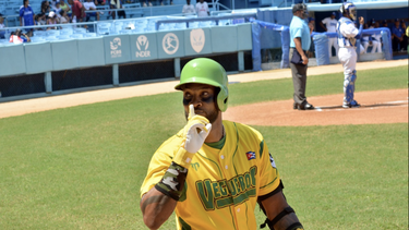 el ex grandes ligas alexei ramirez brilla a sus 43 anos en el mediocre serie nacional beisbol de cuba
