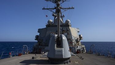 ARCHIVO – El destructor USS Laboon con misiles guiados clase Arleigh Burke navega en el mar Rojo, el 12 de junio de 2024. (AP Foto/Bernat Armangue, Archivo)