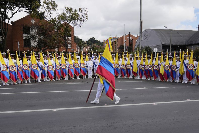Oficiales de la Marina posan para una fotografía antes del desfile por el Día de la Independencia, el domingo 20 de julio de 2025, en Bogotá. (AP Foto/Fernando Vergara)