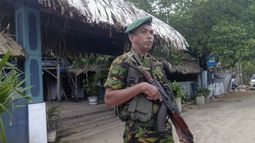 Un comando policial monta guardia frente a un restaurante en la bahía de Arugam, Sri Lanka, el miércoles 23 de octubre de 2024. (AP Foto/Wasantha Chandrapala)