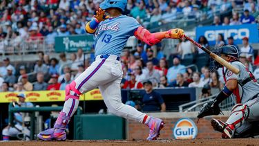 Ronald Acuña Jr. (13), de los Bravos de Atlanta, conecta un jonrón solitario contra los Nacionales de Washington durante la primera entrada de un partido de béisbol, el sábado 1 de agosto de 2026, en Atlanta. (Foto AP/Erik S. Lesser)