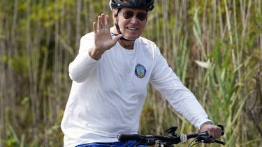 El presidente Joe Biden monta su bicicleta en Gordons Pond en Rehoboth Beach, Delaware, el 1 de agosto de 2023. (Foto AP/Manuel Balce Ceneta)