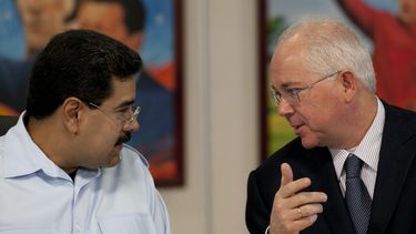 americateve | ARCHIVO - En esta foto del 15 de noviembre de 2013, el presidente de Venezuela, Nicol&aacute;s Maduro, a la izquierda, habla con su ministro del Petr&oacute;leo, Rafael Ram&iacute;rez, antes del inicio de una conferencia de prensa en el palacio presidenci