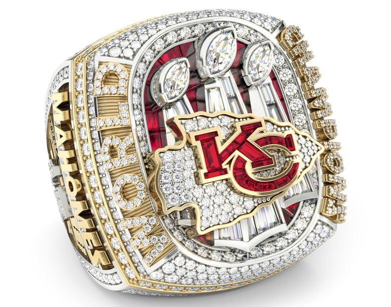 Esta imagen difundida por Jostens y los Chiefs de Kansas City muestra el anillo de campeonato del Super Bowl LVII. (Jostens and the Kansas City Chiefs via AP)