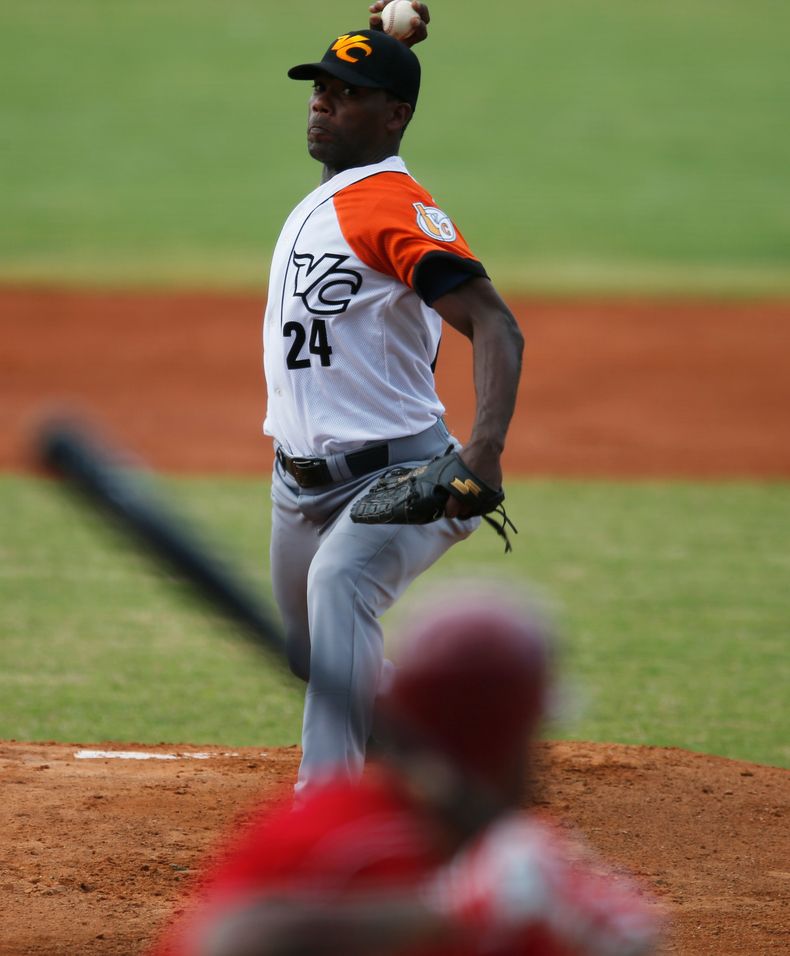 El cubano Vicyhandri Odelin lanza en el primer inning del juego del martes 4 de febrero de 2014, frente a Puerto Rico, en la Serie del Caribe que se realiza en Porlamar, Venezuela (AP Foto/Fernando Llano)