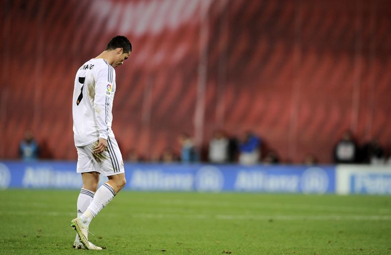 El jugador de Real Madrid, Cristiano Ronaldo, sale de la cancha tras ser expulsado en un partido contra el Athletic de Bilbao el domingo, 2 de febrero de 2014, en Bilbao, Espa&ntilde;a.  (AP Photo/Alvaro Barrientos)
