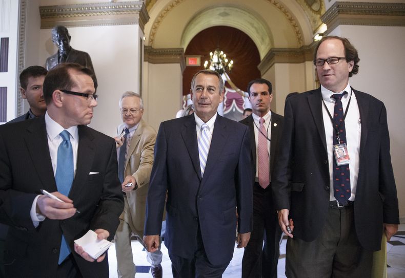 El republicano John Boehner, presidente de la C&aacute;mara de Representantes, camina hacia ese recinto en el Capitolio en Washington, el jueves 31 de julio de 2014, para unas votaciones finales en momentos en que el Congreso se ir&aacute; cinco semanas d