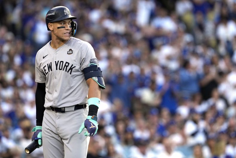 Aaron Judge, de los Yankees de Nueva York regresa al banco luego de poncharse ante los Dodgers de Los Ángeles durante el primer episodio del Juego 2 de la Serie Mundial, el sábado 26 de octubre de 2024, en Los Ángeles. (AP Foto/Godofredo A. Vásquez)