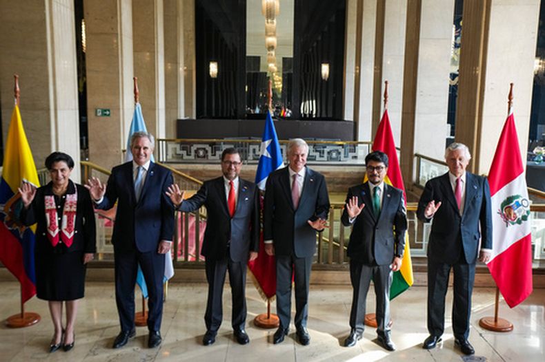 El presidente de Chile, José Antonio Kast, en el centro, saluda con la mano durante una foto de grupo junto a, de izquierda a derecha, la ministra de Relaciones Exteriores de Ecuador, Gabriela Sommerfeld; el ministro de Relaciones Exteriores de Argentina, Pablo Quirno; el ministro de Relaciones Exteriores de Chile, Francisco Pérez Mackenna; el ministro de Relaciones Exteriores de Bolivia, Fernando Hugo Aramayo, y el ministro de Relaciones Exteriores de Perú, Carlos Pareja, durante una reunión regional contra el crimen organizado celebrada en Santiago de Chile el jueves 28 de mayo de 2026. (Foto AP/Esteban Félix)