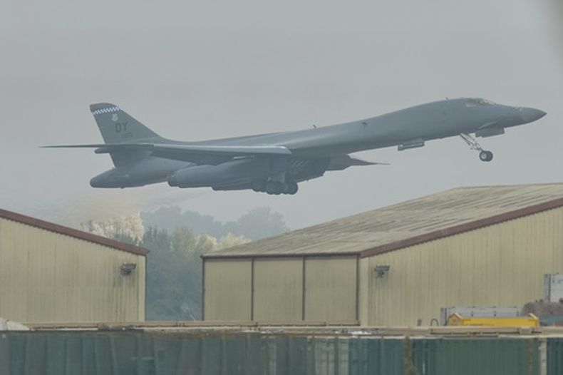 Un bombardero B-1 despega del RAF Fairford en Fairford, Inglaterra, el martes 9 de septiembre de 2026. (AP Foto/Alastair Grant)
